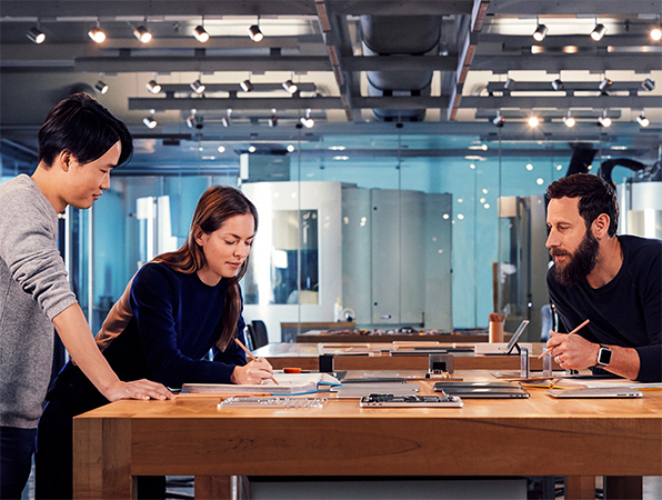 Des designers Apple travaillent ensemble à un projet dans leur studio.